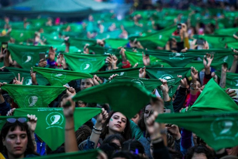 Cientos de mujeres participan en una concentración a favor del aborto legal durante el XXXIV Encuentro Nacional de Mujeres este sábado, en La Plata (Argentina). Crédito: EFE/ Demian Alday Estévez.