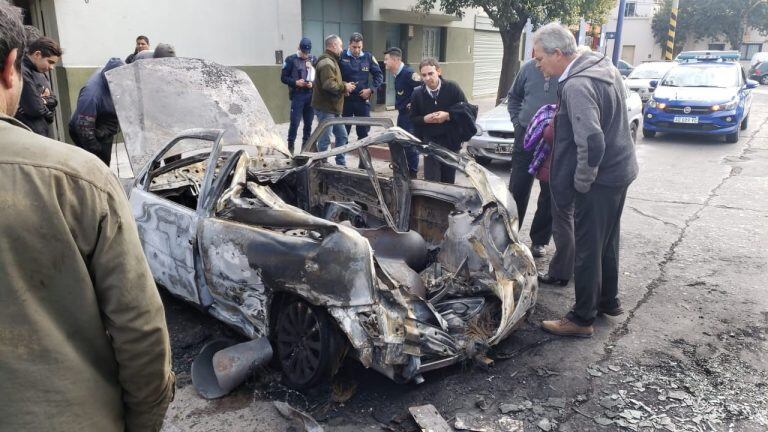 Se incendió y explotó un auto en plena calle.