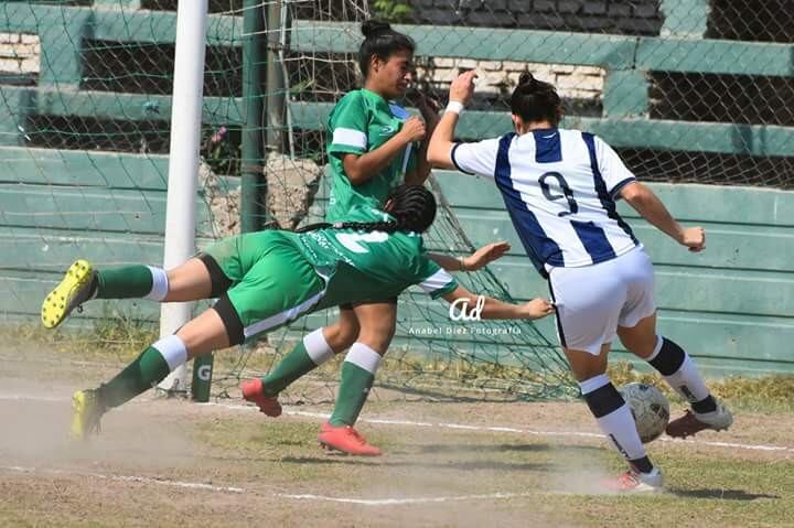 Flor Pianello , letal en el área rival