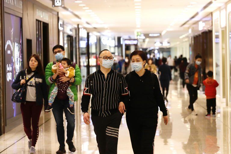 Personas en un shopping en Hong Kong, China (Foto: Liau Chung Ren/ZUMA Wire/DPA).