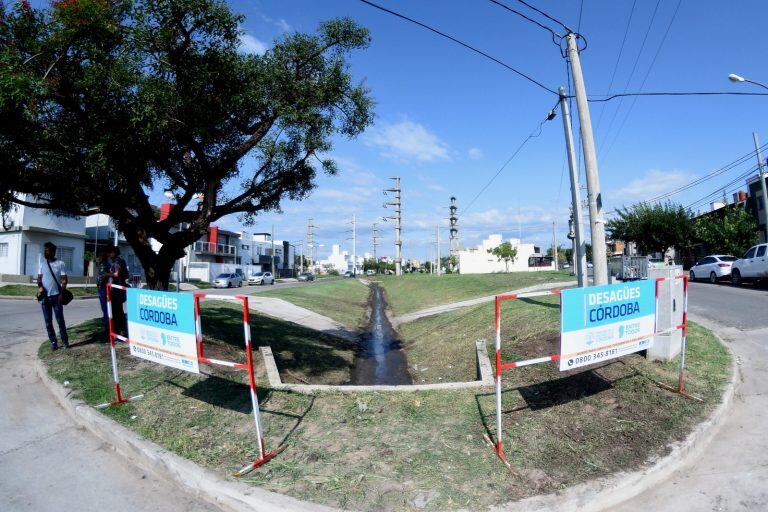 Schiaretti y Llaryora inauguraron la extensión del desagüe de barrio Poeta Lugones.