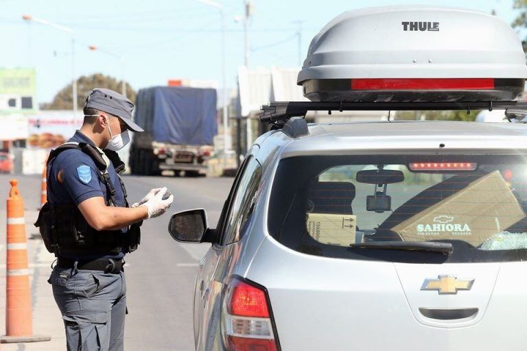 Policía controles puente Neuquén Cipolletti