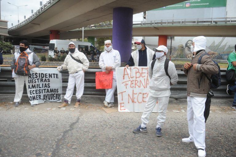 Primera movilización en el Puente Pueyrredón en medio de la cuarentena. (Fotos Clarin)