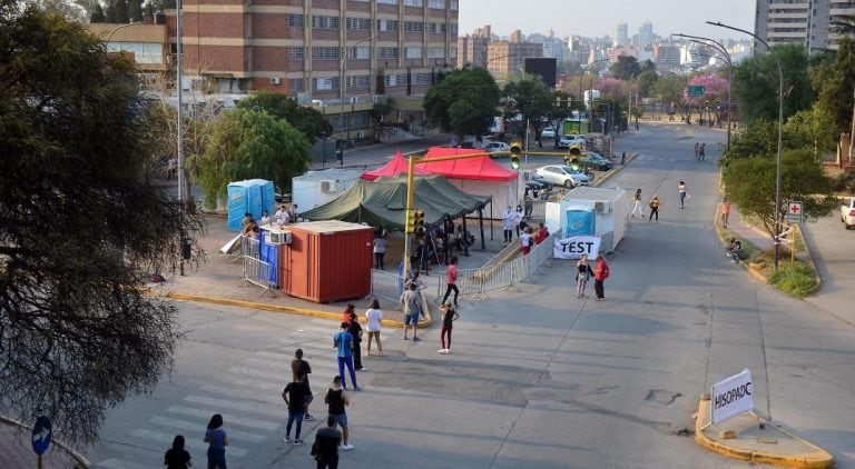 Largas filas en el Polo Sanitario para hacerse testeos por coronavirus.