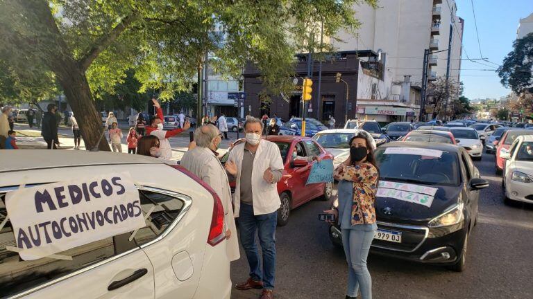 Una larga caravana desde la Plaza Colón. "No somos responsables de la pandemia", la consigna de los médicos.