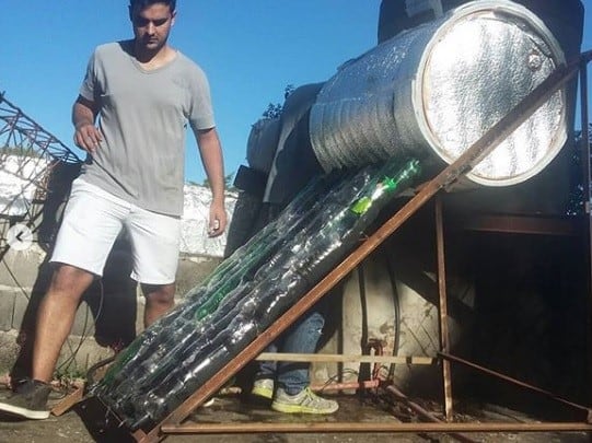 Alumnos rosarinos colocan termotanques solares con materiales reciclables