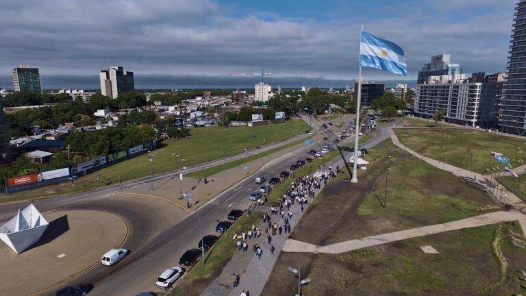 Se inauguró el primer mega mástil sobre la vera del río Paraná