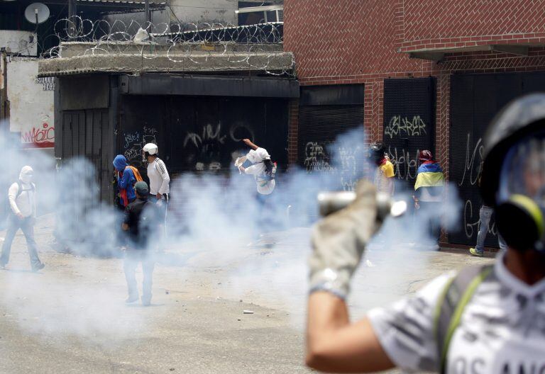 Demonstrators clash with riot police during the so-called "mother of all marches" against Venezuela's President Nicolas Maduro in Caracas, Venezuela April 19, 2017. REUTERS/Christian Veron