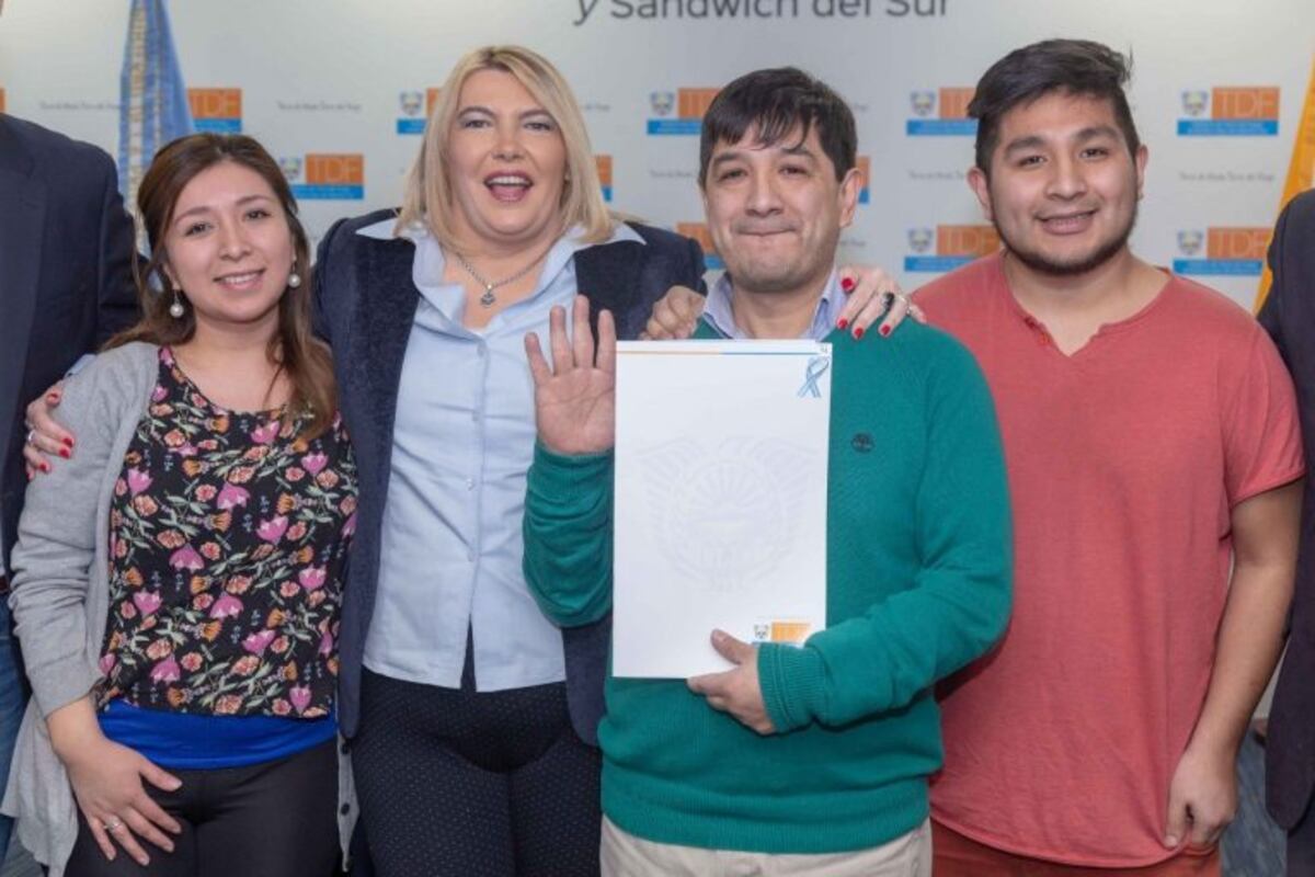 La gobernadora entregó los títulos de propiedad a adjudicatarios de viviendas del IPV