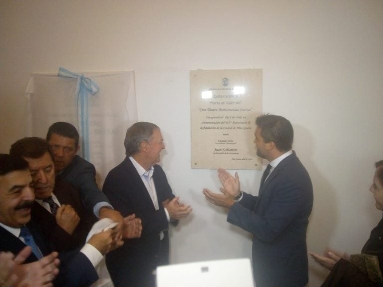 El Gobernador Juan Schiaretti y el Intendente Facundo Torres descubriendo la placa de la puesta en valor del Cine Teatro Monumental Sierras.