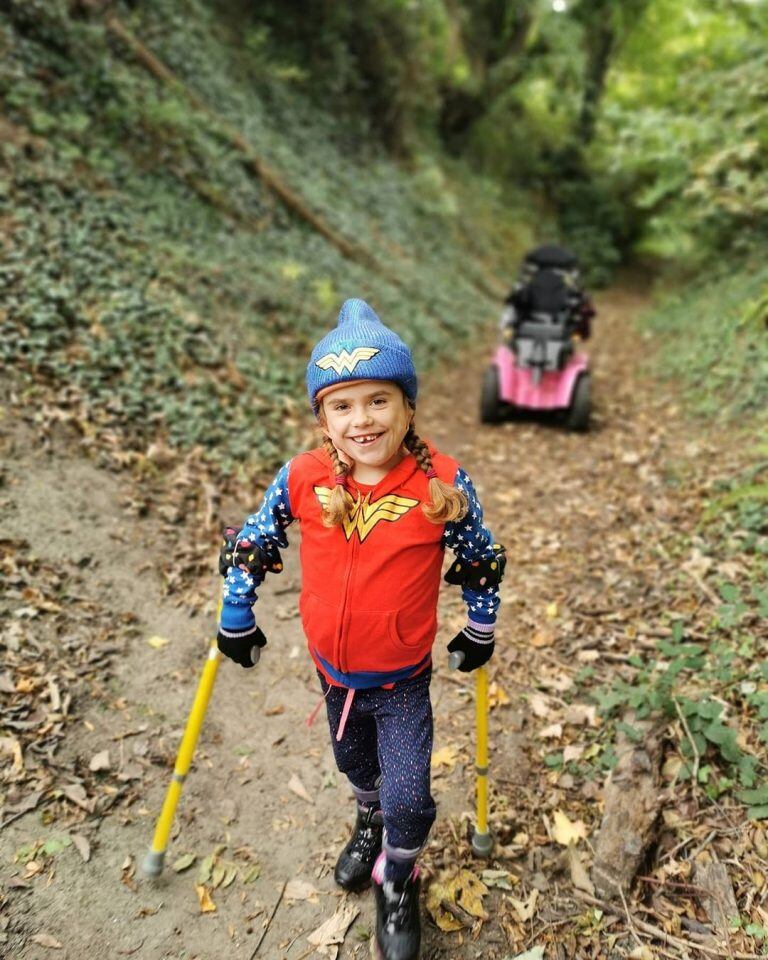 Niña que pierde la capacidad de caminar completa el agotador 'Maratón Challenge'