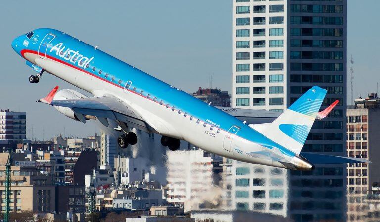 EL incidente con el tren de aterrizaje involucró al Embraer 190 de Austral cuya matrícula es LV-CHQ. (Archivo)