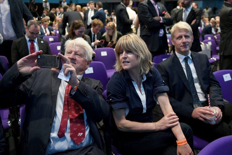 Stanley, Rachel y Jo Johnson, el padre, la hermana y el hermano de Boris Johnson, esperan el anuncio de que ha sido elegido líder del partido Conservador, en el Centro Queen Elizabeth II en Londres, Gran Bretaña, el 23 de julio de 2019. Crédito: Stefan Rousseau / Pool vía REUTERS.