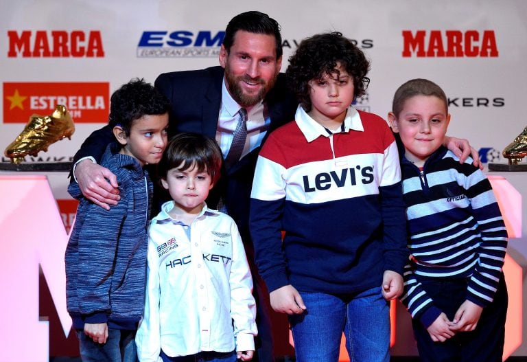 Marc, Pablo, Arnau y Gerard son los pacientes oncológicos que sorprendieron a Messi. (AFP)