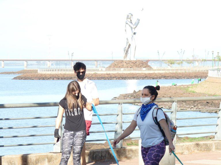 Costanera de Posadas sobre el Paraná, escenario de la caminata recreativa del fin de semana. (Dwns)