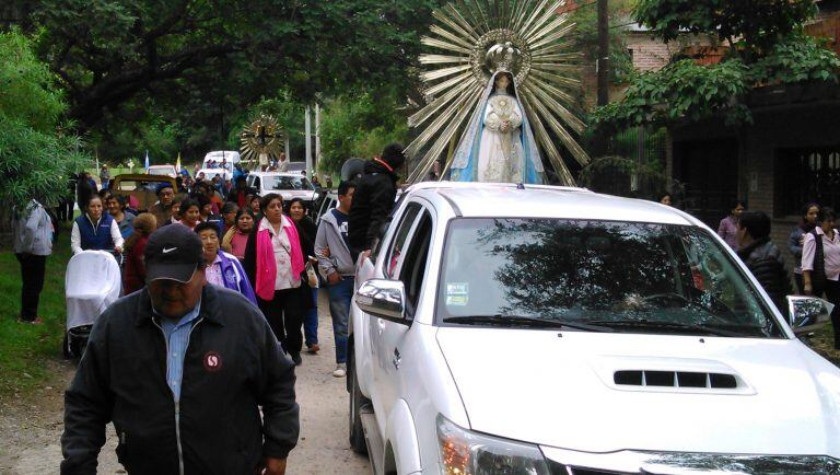 Vecinos, estudiantes y trabajadores de oficinas públicas que funcionan en la zona se fueron sumando a la procesión.