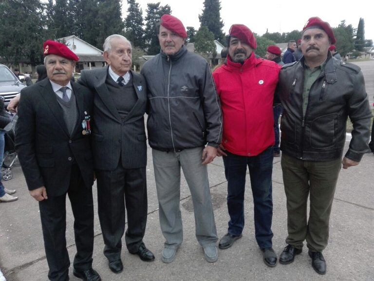 El entonces Teniente Coronel Carlos Quevedo (segundo, de izq. a derecha), jefe del Grupo 4 durante la guerra, junto con quienes fueron algunos de sus subalternos y soldados en el ´82. De rojo, Ramón Robles (Clase ´62), actual presidente del Centro de Veteranos de Guerra de La Matanza y secretario de la Confederación nacional.