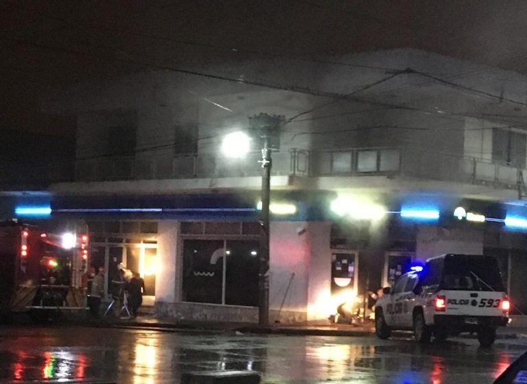 Pasada la medianoche, vecinos de las inmediaciones percibieron la nube de humo que salía del edificio de Almirante Brown esquina Baigorria y llamaron al 911.