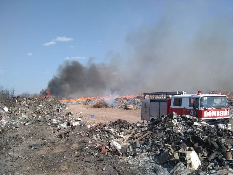 Incendio basural Capilla del Monte. Créditos de  la foto: INFOCBA