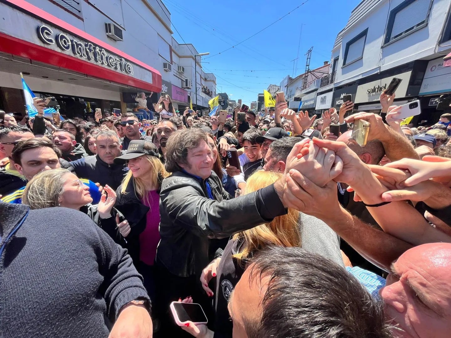 Reapareció Javier Milei con recorridas por San Isidro y El Palomar y críticas para Massa (Foto: prensa LLA).