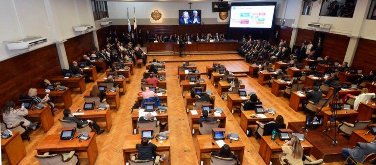 Ministros del Poder Ejecutivo, miembros de la Corte provincial, jefes comunales e invitados especiales, acompañaron a los diputados en la apertura del nuevo período de sesiones ordinarias de la Legislatura. Algunos legisladores justicialistas se retiraron del recinto, argumentando que este acto debe cumplirse el 1 de abril.