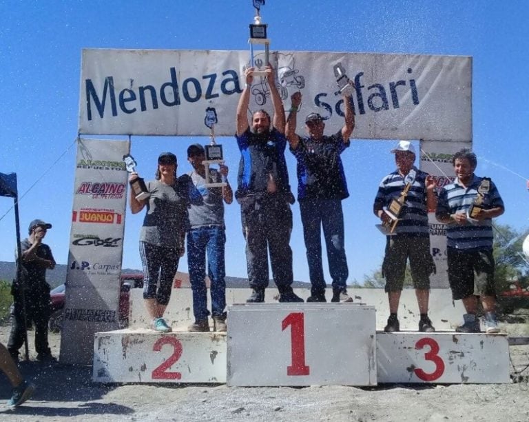 Los ganadores festejaron en plena tierra lasherina en la primera Etapa.