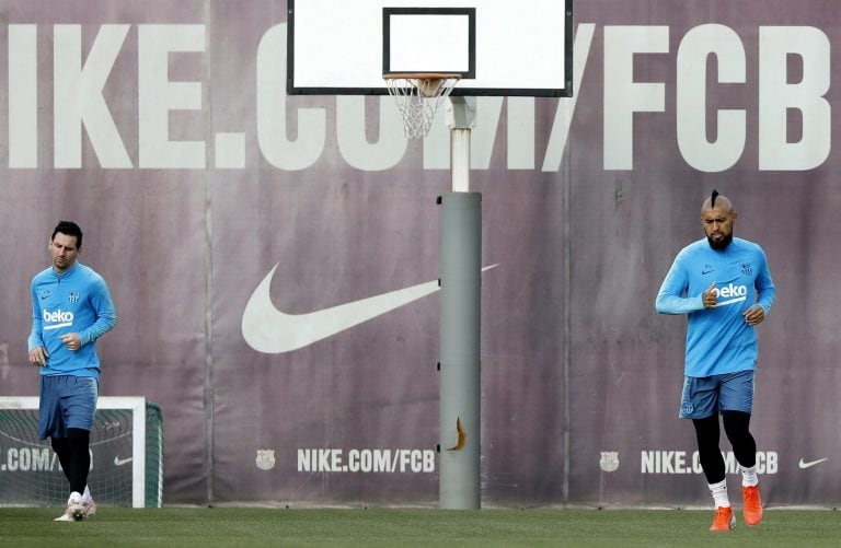 El jugador chileno Arturo Vidal, junto al delantero argentino Lionel Messi durante el entrenamiento realizado en la Ciudad Deportiva Joan Gamper, previo al partido de Liga que jugarán frente al Getafe CF. (Foto: EFE/ Andreu Dalmau)