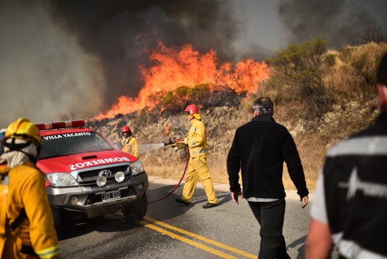 Bomberos combaten los incendios en la zona de Bosque Alegre para evitar que las llamas alcancen al Observatorio Astronómico. (La Voz)