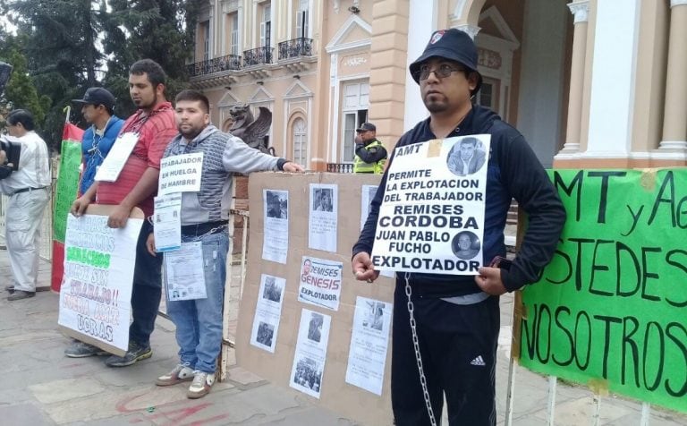 Remiseros protestando frente a la Legislatura. (Web)