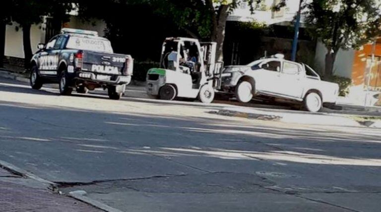 Un autoelevador sacó de la acequia la Toyota Hilux de la Policía de Mendoza.