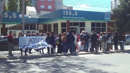 Los estatales se movilizaron en varias oportunidades reclamando por la obra social.