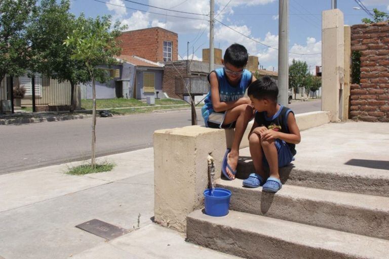 Desde hace tres años que todos los veranos se quedan sin agua potable. Foto: El Diario de la República.