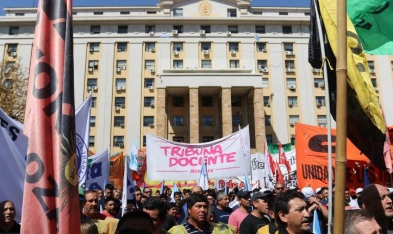 La marcha finalizó en Casa de Gobierno de Mendoza.