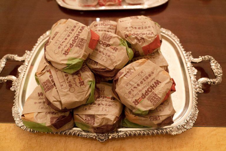 Una bandeja con hamburguesas ofrecidas por Trump. (crédito: EFE/ Chris Kleponis).