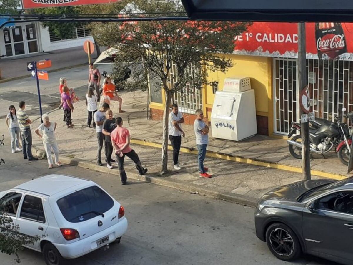 Coronavirus: largas filas para comprar en algunos comercios carlospacenses