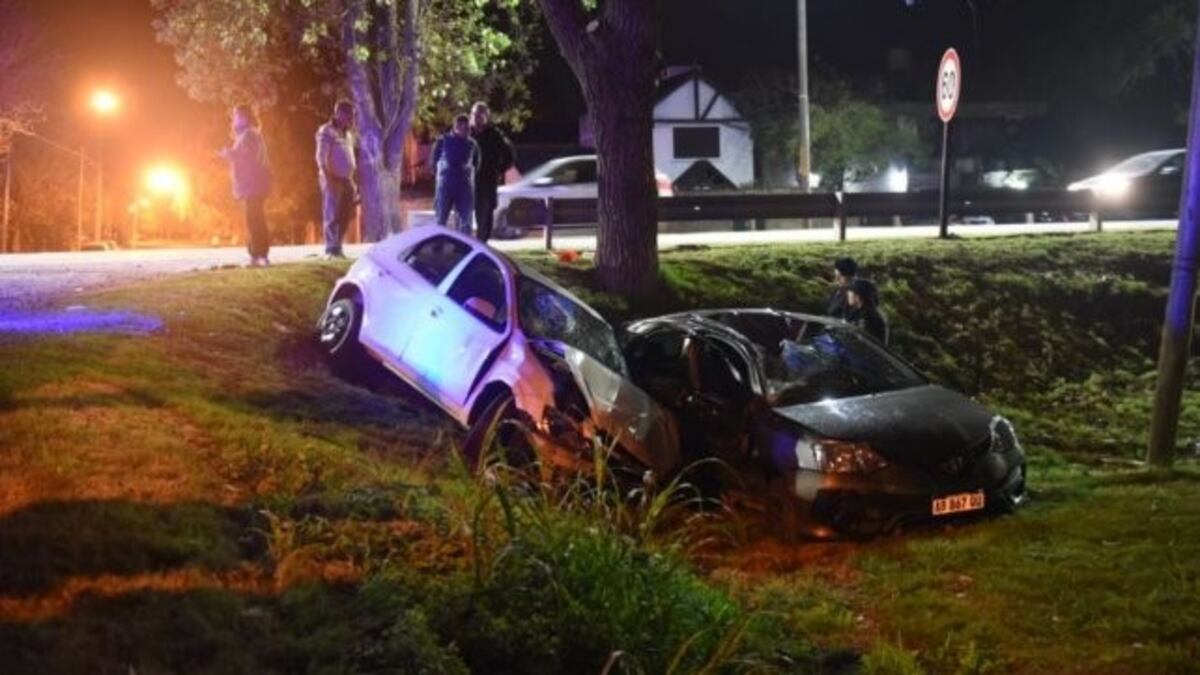 Impactante choque entre dos autos dejó cinco heridos en Fisherton