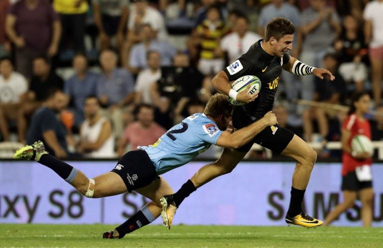 Argentina's Jaguares fullback Sebastian Cancelliere (R) runs to score a try past Australia's Waratahs centre Bryce Hegarty during their Super Rugby match at the Jose Amalfitani stadium in Buenos Aires, on March 10, 2018. / AFP PHOTO / Alejandro PAGNI