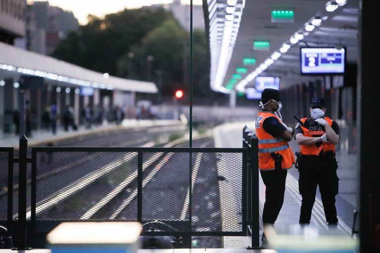 Miembros de la policía patrullan la Estacion Ferroviaria de Once este viernes, en Buenos Aires (Argentina). (Foto: EFE/ Juan Ignacio Roncoroni)