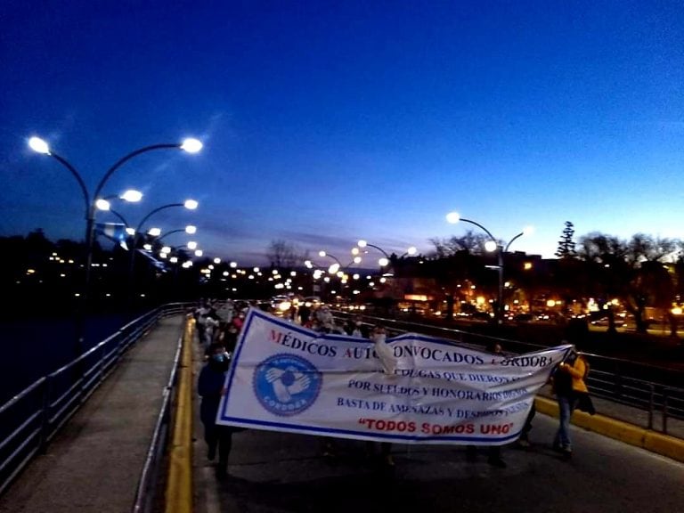 Marcha pacífica de médicos autoconvocados en Carlos Paz. (Foto: web).