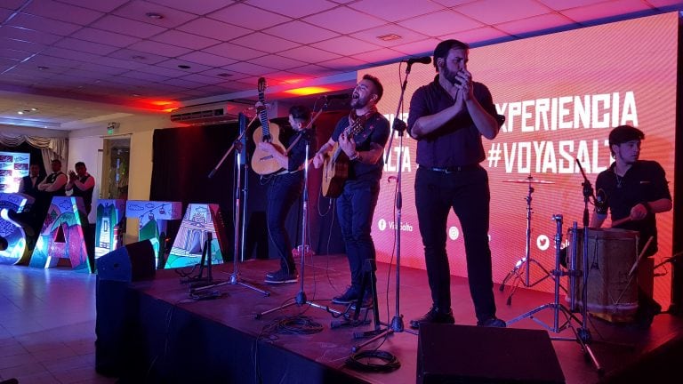 El grupo Cabales, cantando en la presentación de Salta en Resistencia.