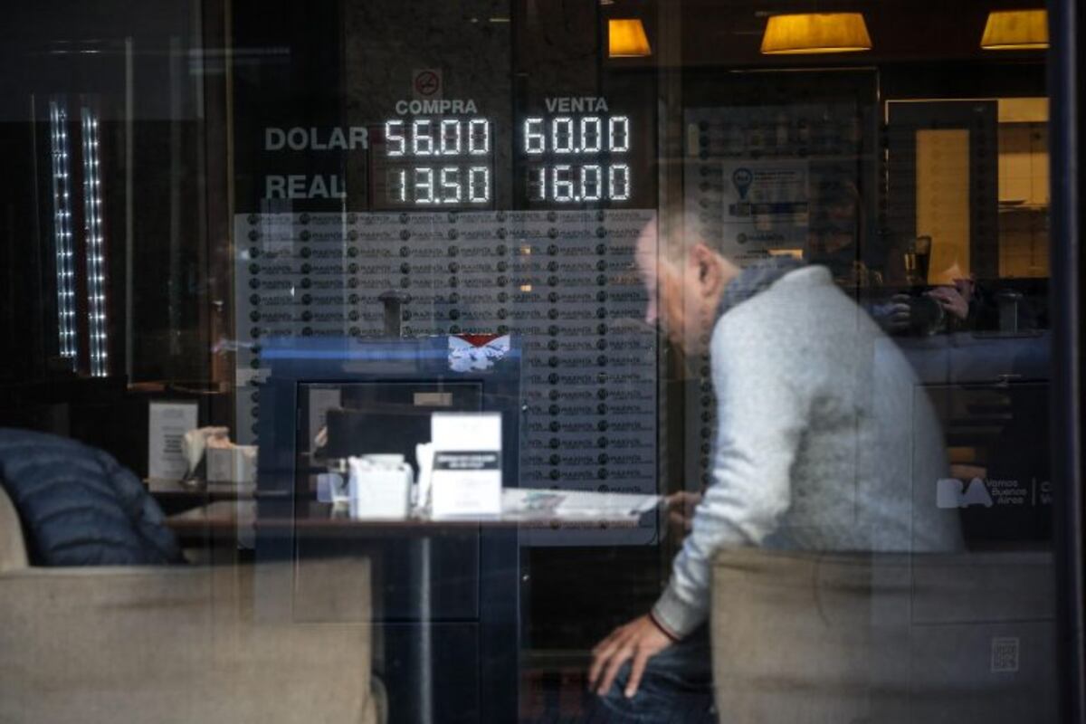 El dólar cerró a $58,41, contenido por la acción del Banco Central y bancos oficiales