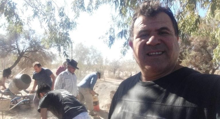 Eduardo Macacaro junto al grupo solidario que emprendió las obras en la Posta Sanitaria situada en el Cavadito, Lavalle.