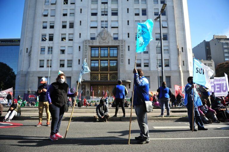 Organizaciones sociales marcharon en la 9 de Julio "por una cuarentena sin hambre". (Foto: Clarín)