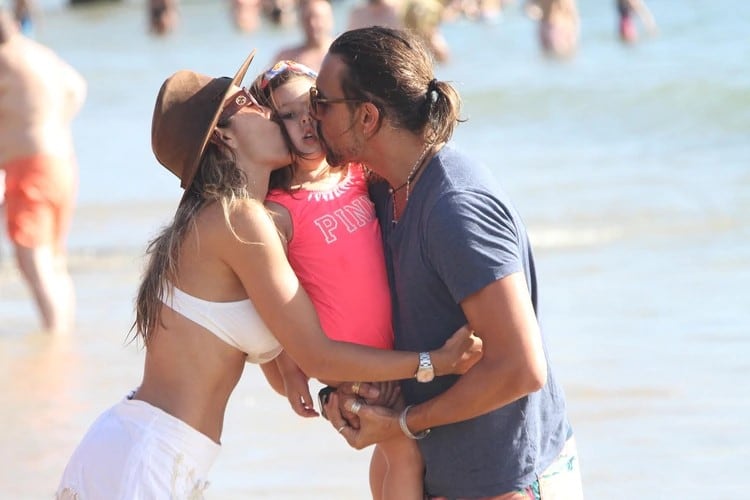 Floppy Tesouro, Rodrigo Fernández Prieto y su hija Moorea jugaron juntos en la playa (Foto: Gentileza GM Press)