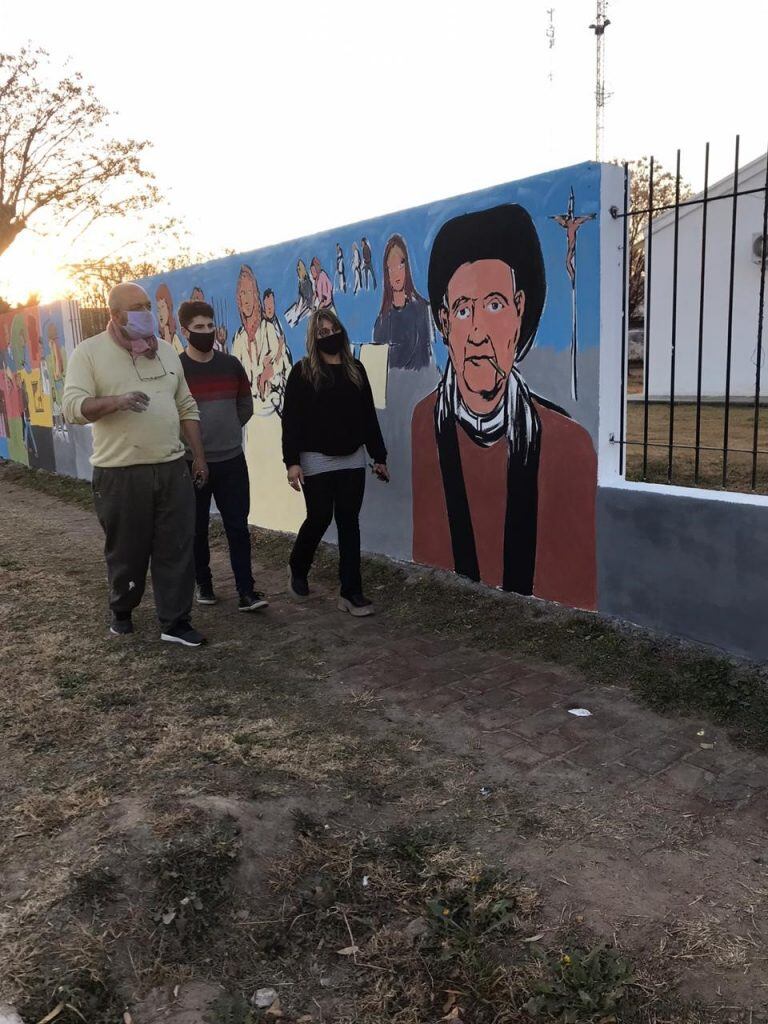 Coloreando Historias: el artista Tony del Priori junto al legislador y creador del proyecto Juanjo Blangino, y la intendente  de Obispo Trejo, Silbia Mansilla.