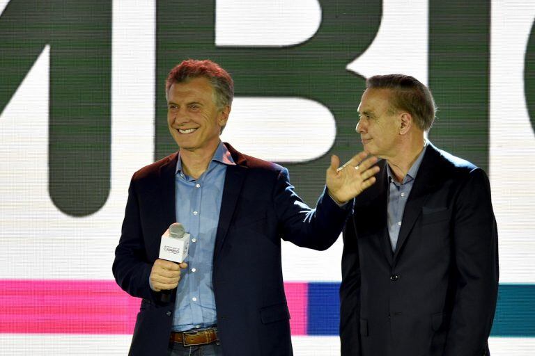 El presidente Mauricio Macri, que se postulaba para la reelección, reconoce la derrota junto a su compañero de fórmula Miguel Angel Pichetto, el domingo 27 de octubre de 2019. Crédito: AP Photo / Gustavo Garello.