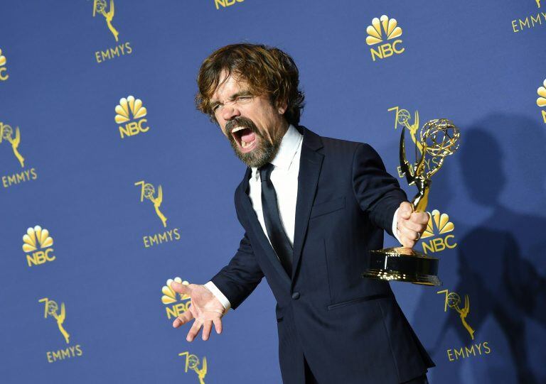 Peter Dinklage posa con su premio en medio de la celebración de la gala de los Emmy Awards en el  Teatro Microsoft de Los Angeles (Foto: VALERIE MACON / AFP)