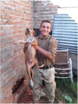 El oficial Leonardo Arguello tras sacar sano y salvo al animal. Foto: Norte.