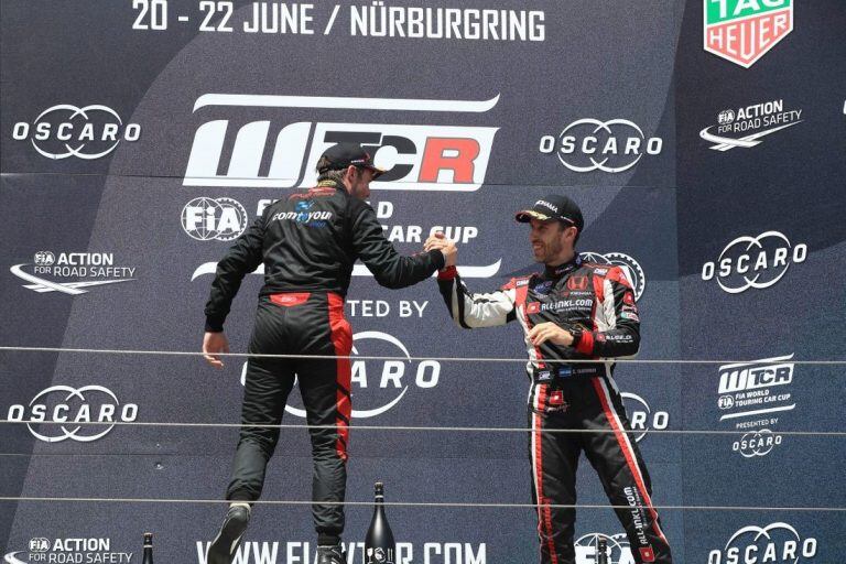 Esteban Guerrieri (a la derecha), tercero en la Carrera 3, es saludado por el belga Frederic Vervisch (2°). Ganó el alemán Benjamin Leuchter.