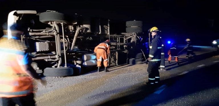 Camion tumbado la rotonda de la ruta E-52